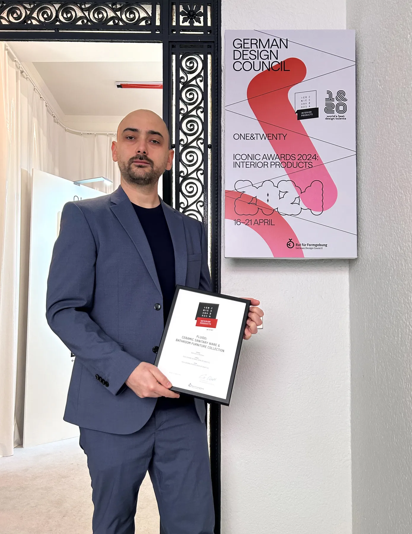 Jeandavid Damonte receiving the Iconic Awards 2024 certificate