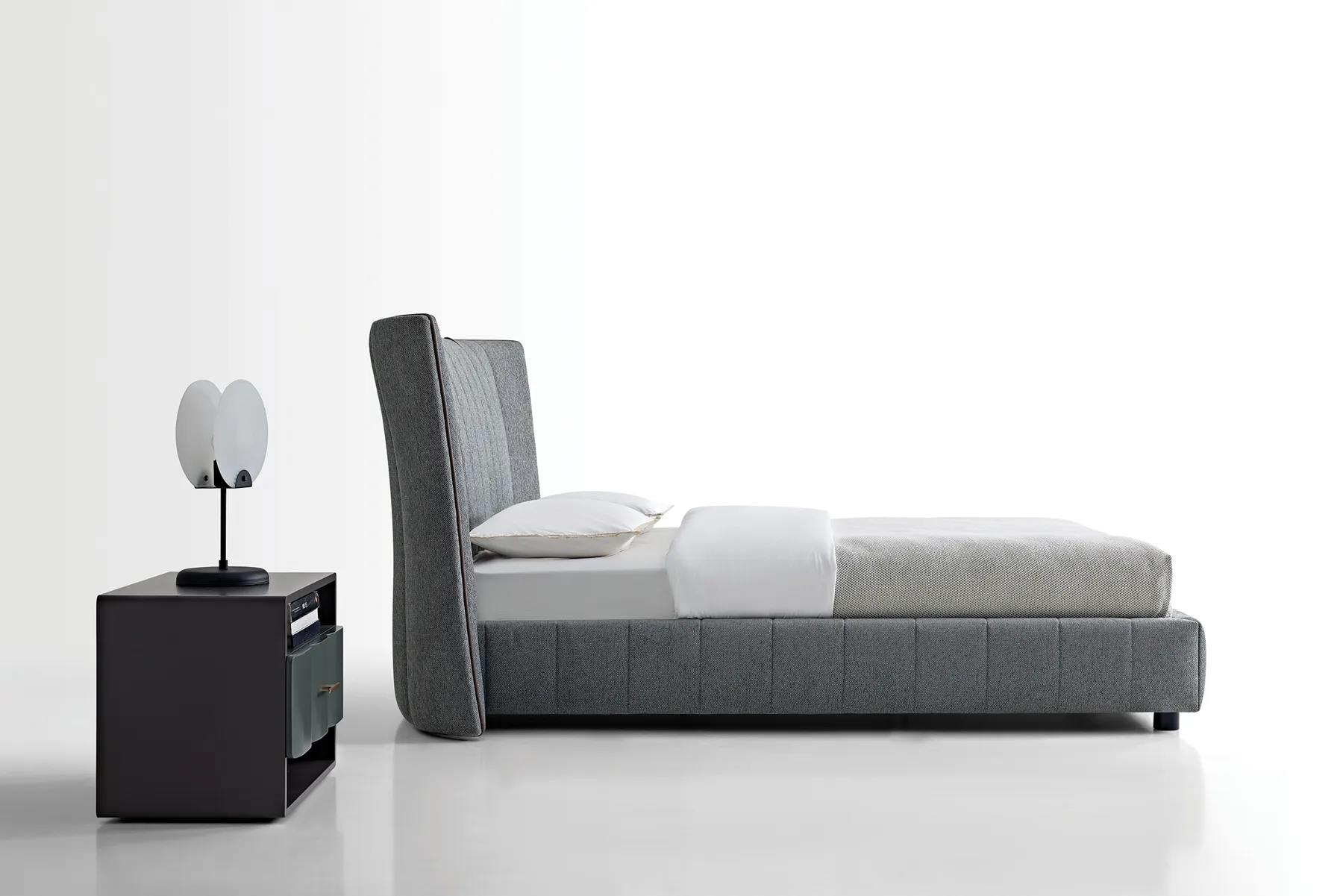 Cache Cache bed, side view