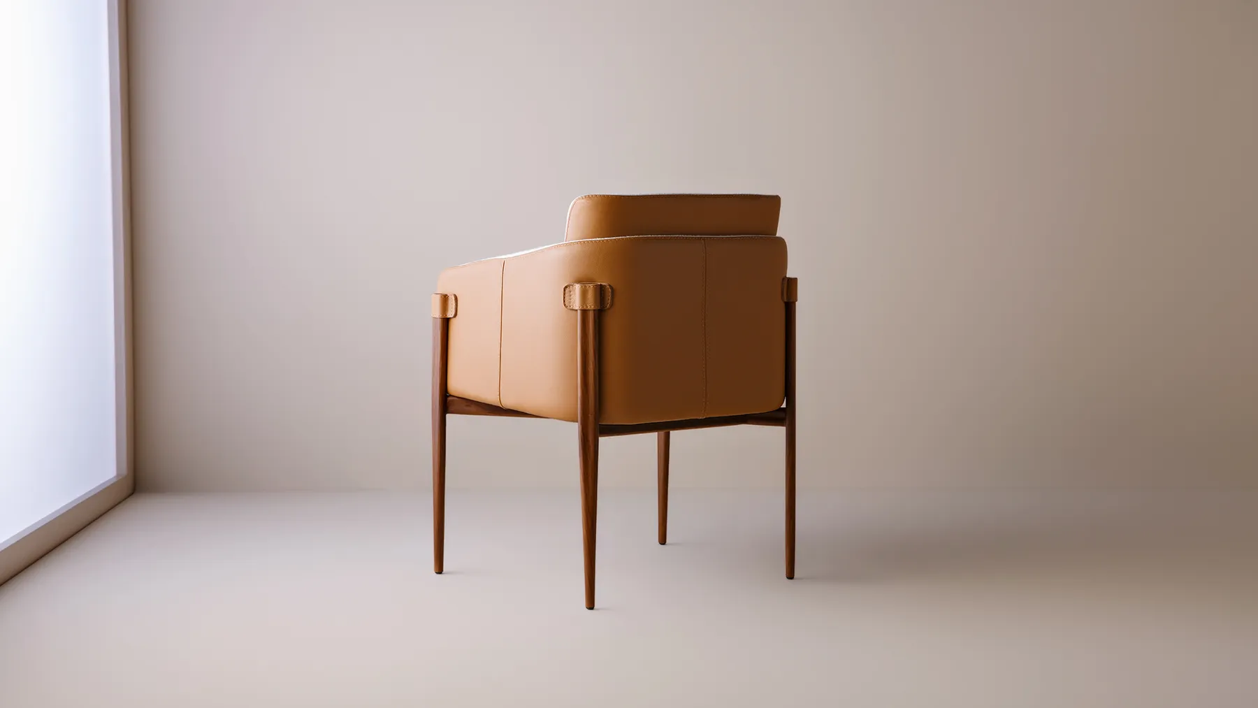 Smoky chair in tan leather