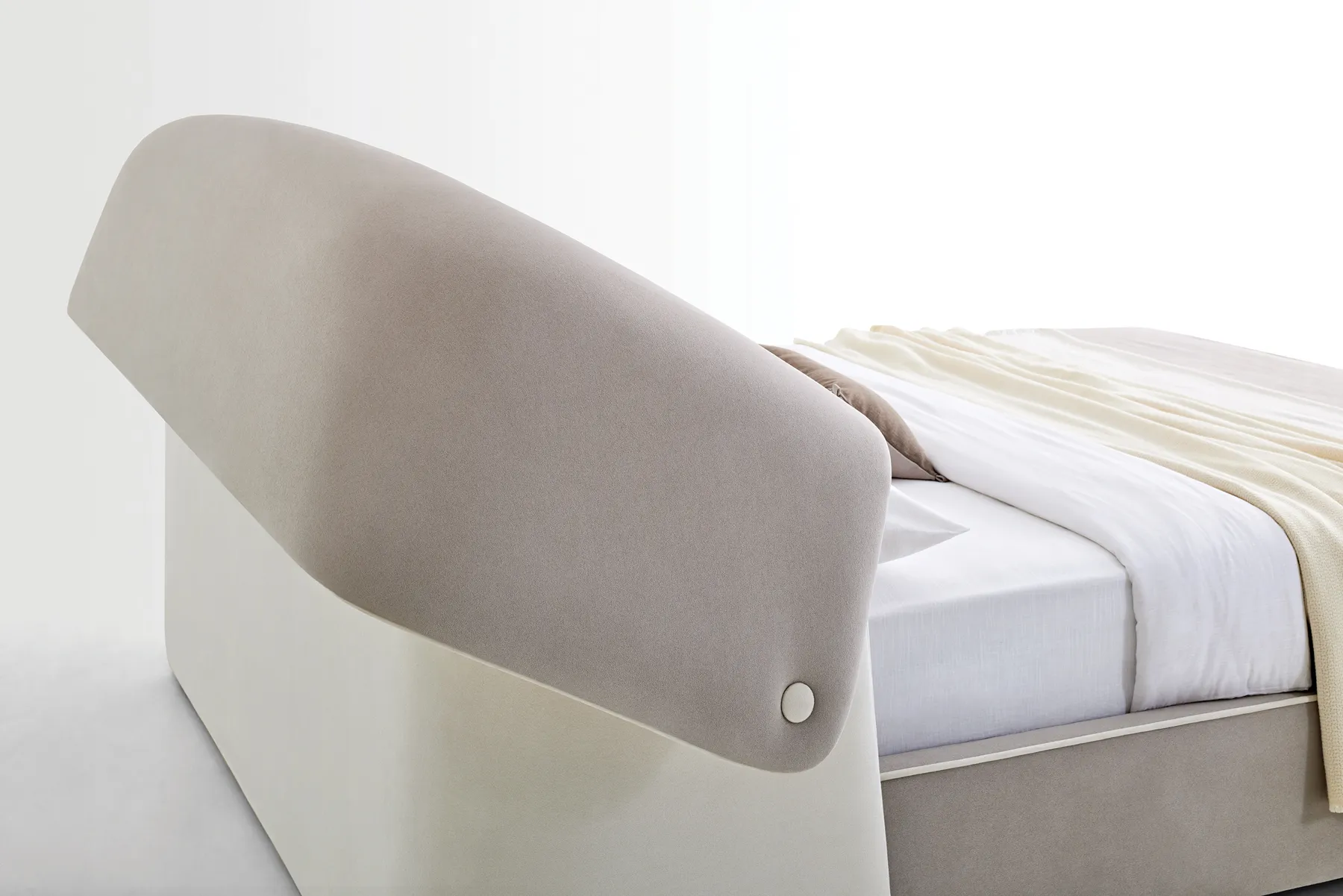 Detail of the fold and its round fixing