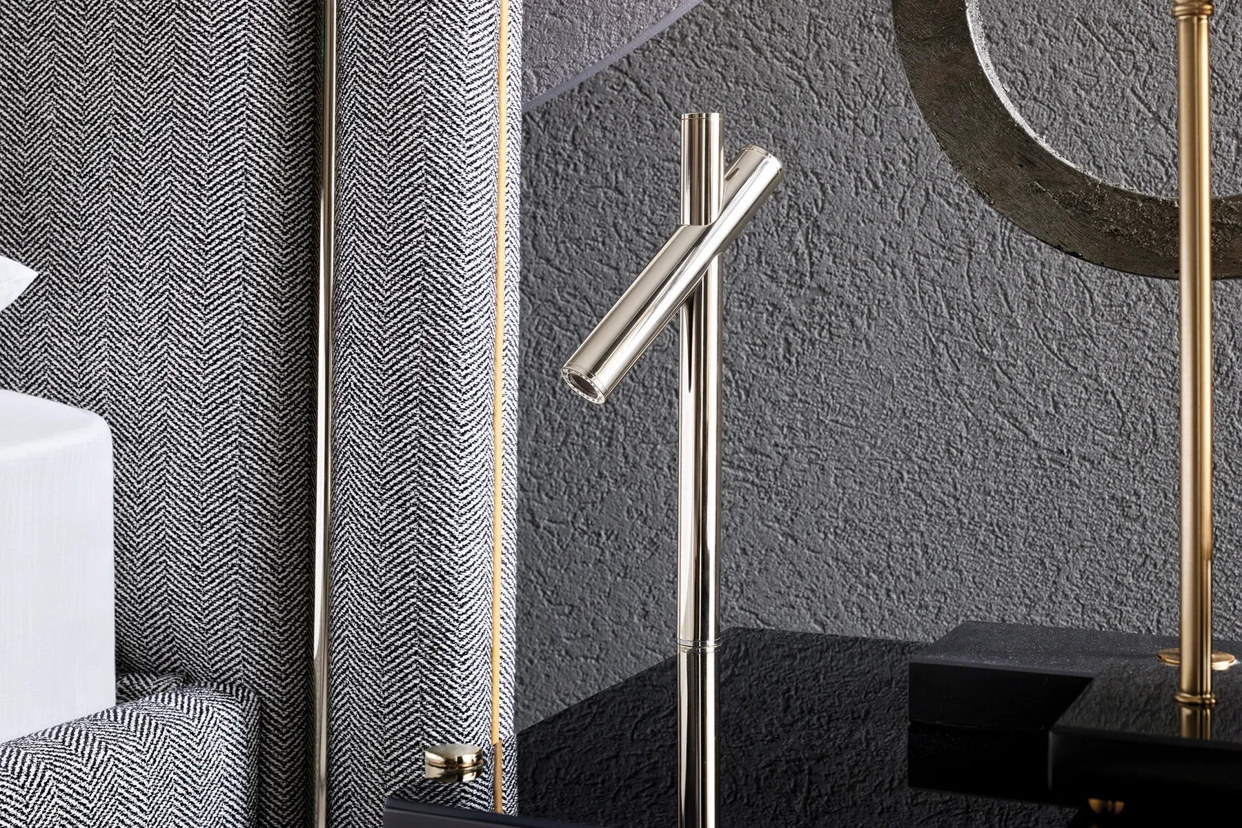 Reading light integrated in the headboard